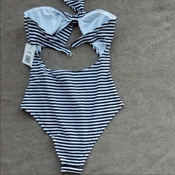 Cupshe B&W Swimsuit - Picture 4 of 7